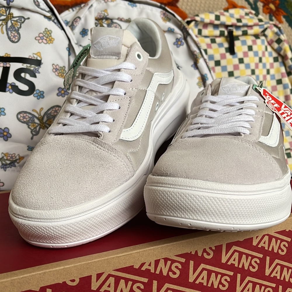Vans Men’s Old Skool Over
Light Grey/White
VN0A7Q5ELGX
Platforms Sneakers - Picture 6 of 16